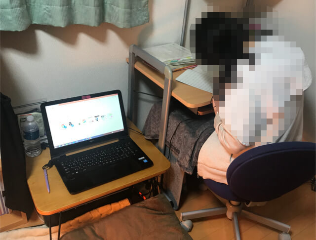 パソコンデスクで勉強する娘